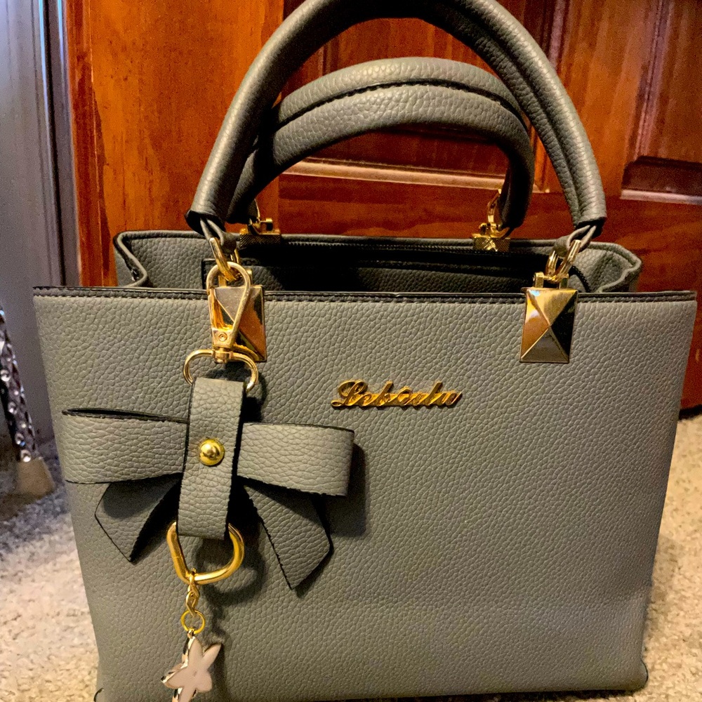 Grey purse, only used twice. Practically brand new and perfect condition.